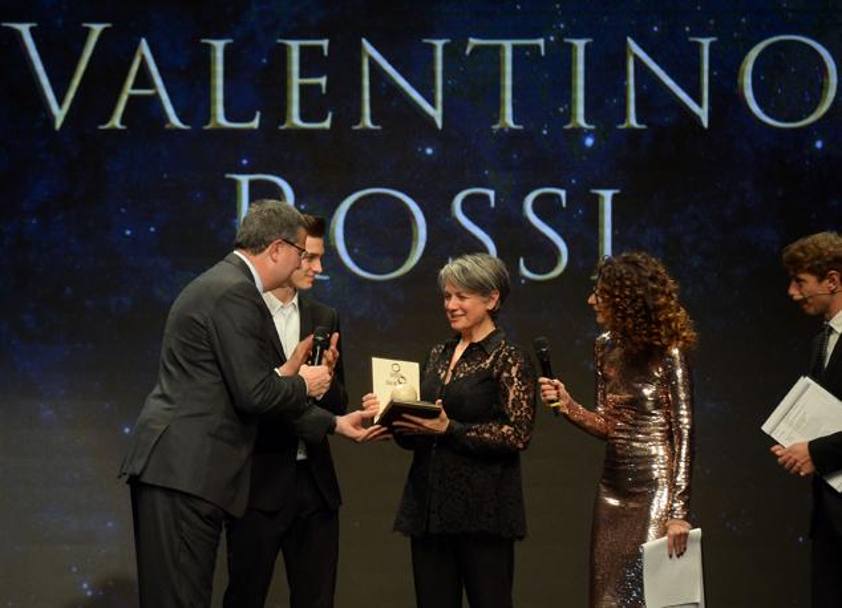 Valentino Rossi, come Zanardi, è Legend 2015 . E a ritirare il premio  ci pensa sua mamma. Bozzani